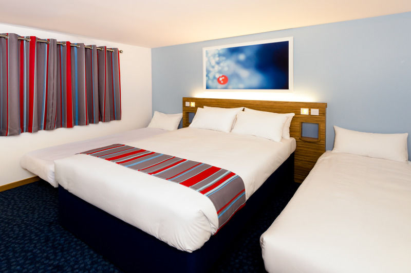 Travelodge Manchester Central Arena Экстерьер фото