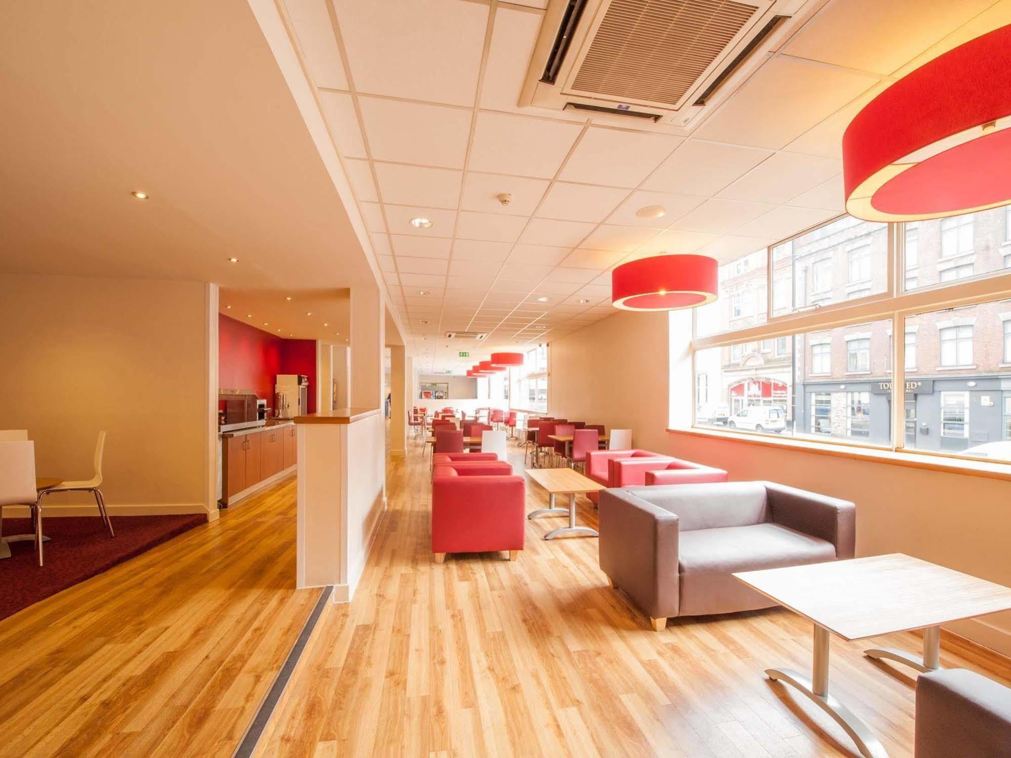 Travelodge Manchester Central Arena Экстерьер фото