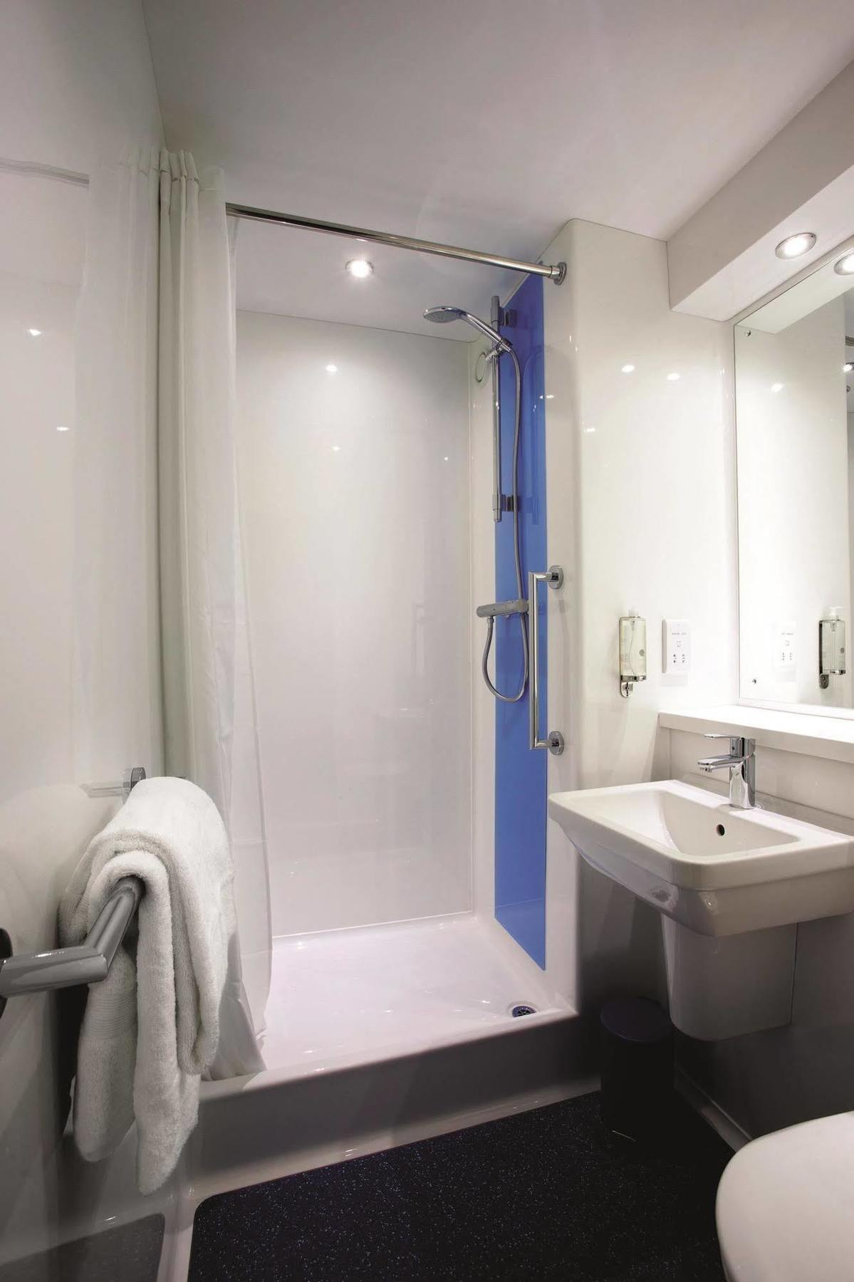 Travelodge Manchester Central Arena Экстерьер фото